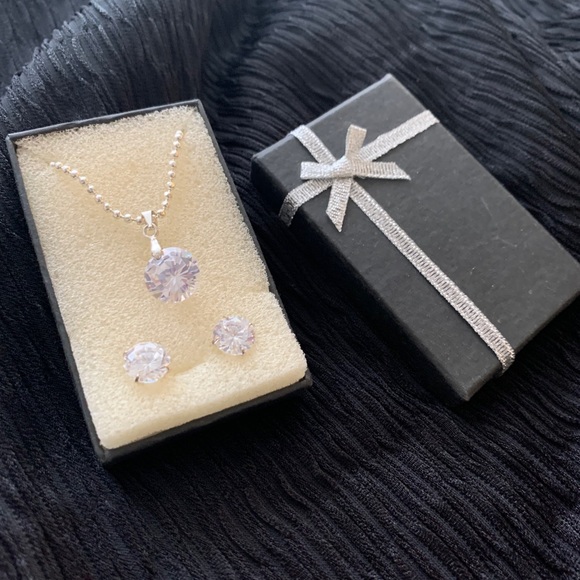 Stunning Necklace and Earrings set - Picture 4 of 4